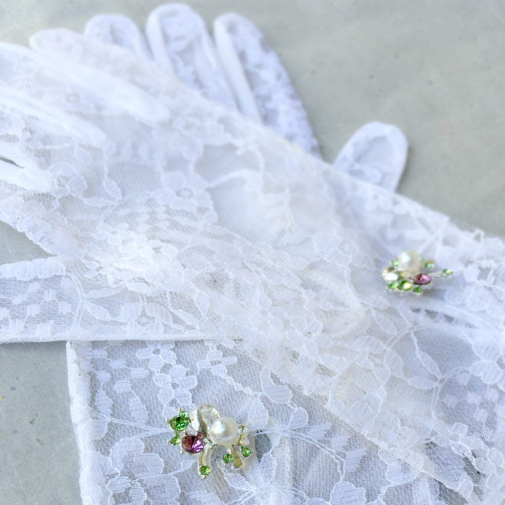 White Lace Bridemaids Gloves, White Wedding Gloves, White Lace Gloves with Jewelry