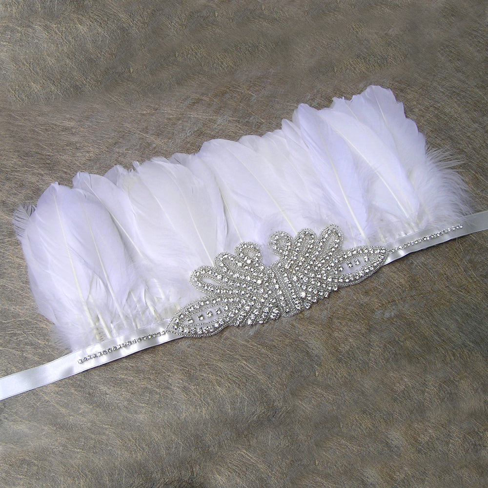 Diadema tocado plumas blancas