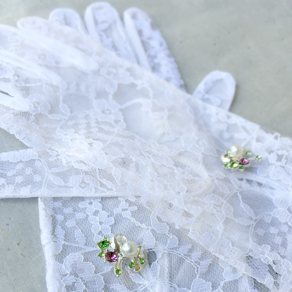 White Lace Bridemaids Gloves, White Wedding Gloves, White Lace Gloves with Jewelry