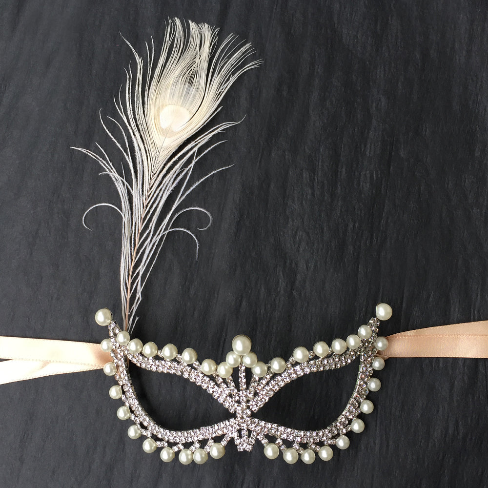 Máscara de mascarada de pedrería con pluma de pavo real, bola de mascarada, boda de mascarada