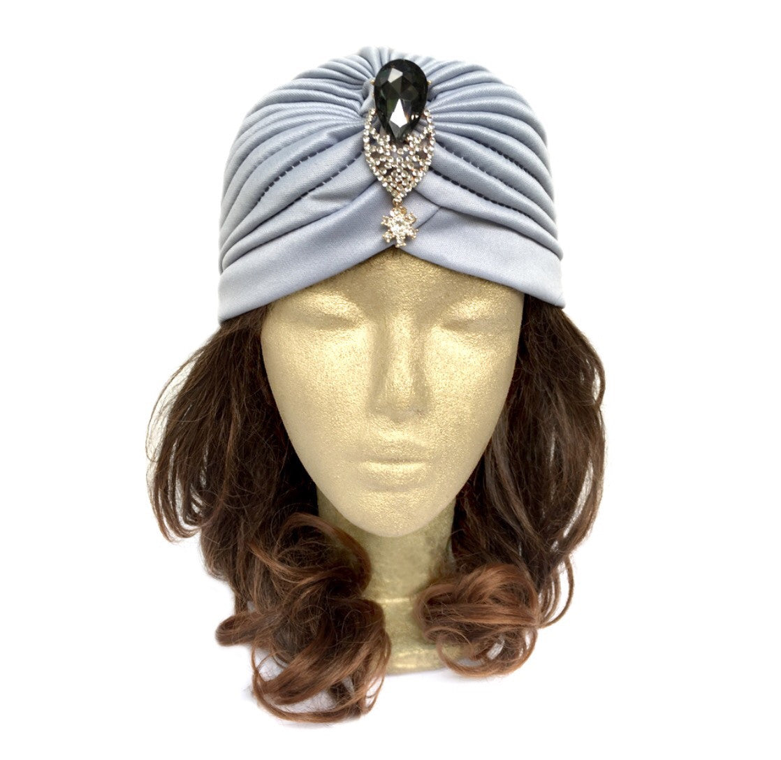 Sombrero de turbante gris, sombrero estirado gris Gatsby con joyas de pedrería de hoja