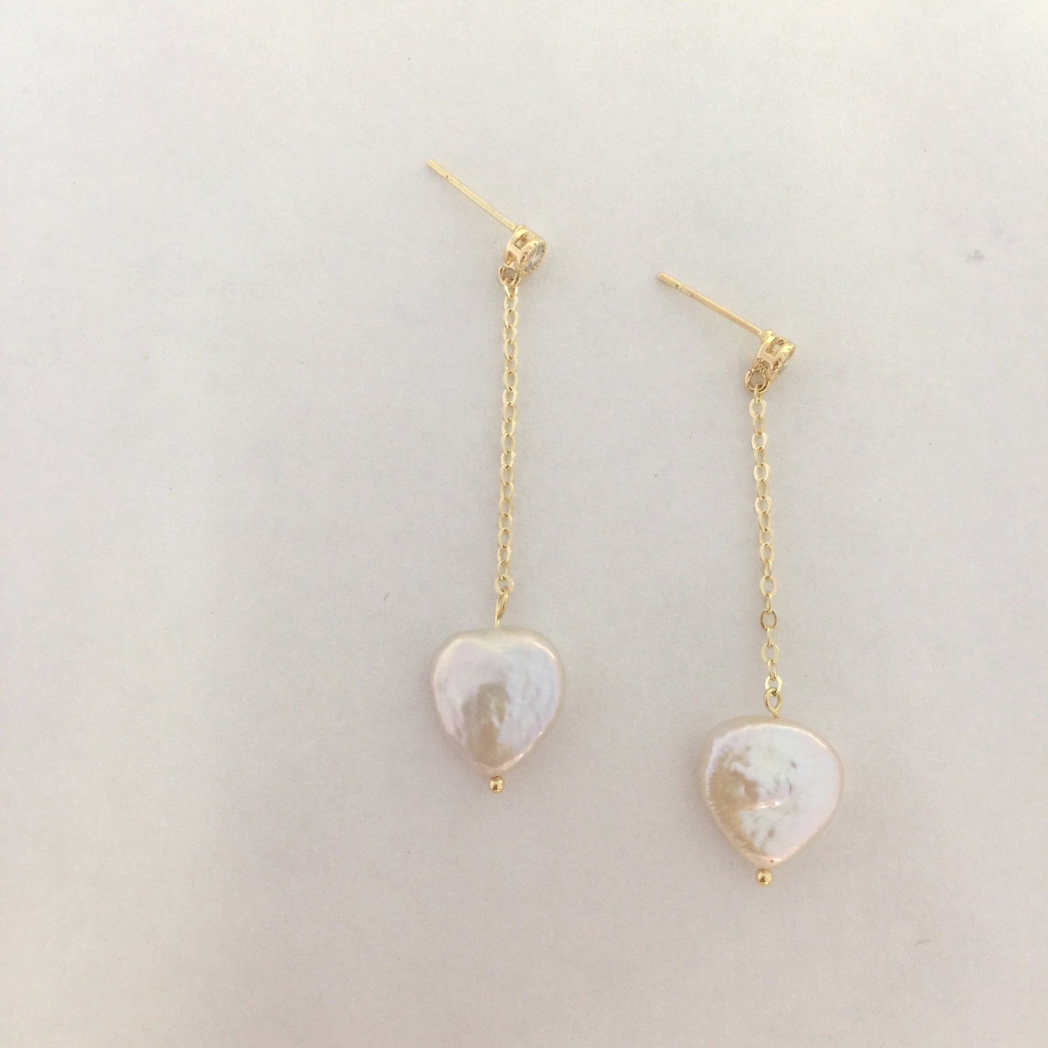 Pendientes de perlas de corazón de oro, pendientes colgantes de perlas simples, pendientes de oro en forma de corazón de perlas